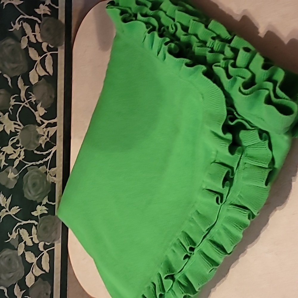Free with any purchase! Lilly Pulitzer green ruffle wrap - Picture 2 of 12
